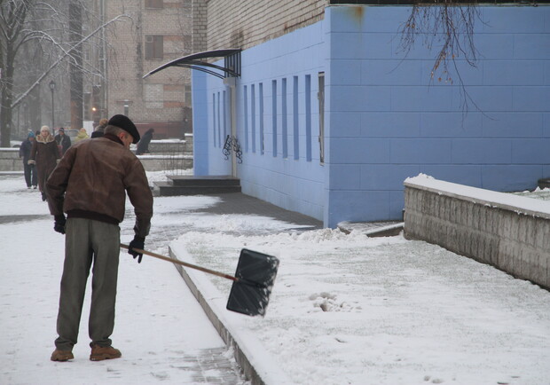 Снег в этом году придется убирать всем. Фото vgorode.ua