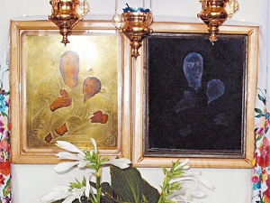 В Мелитопольском монастыре для иконы Богородицы и ее отображения на стекле уже сделали по отдельному киоту и выставили для общего доступа.