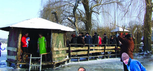 От морозов запорожцы спасаются в проруби