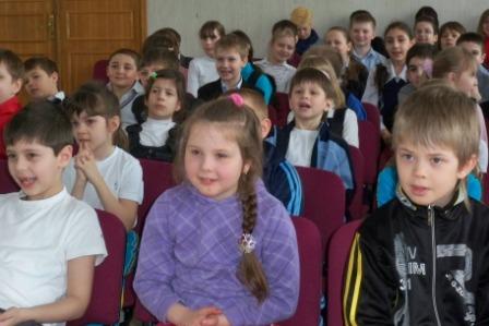 Дети в театре. фото с сайта whiteschool.narod.ru