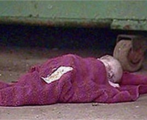 Младенец лежал в мусорке. Фото vg-news.ru