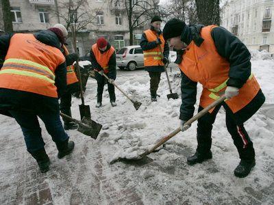 Уборщики "разгребают", чтоб быстрее таял. Фото donbass.ua