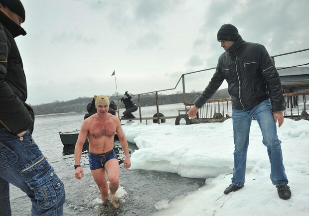 Пловец переплыл Днепр зимой. Фото Павла Веселкова