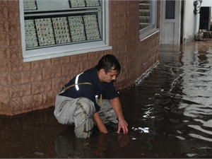 Из-за закупоренных водоотводов дождь уже затапливал город в мае 2010. Фото из архива "КП"