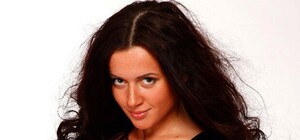 Во время отбора на Евровидение с певицы Сары Окс чуть не упали трусы