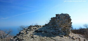 Нерукотворный символ крымского виноделия: путешествие на Красный камень