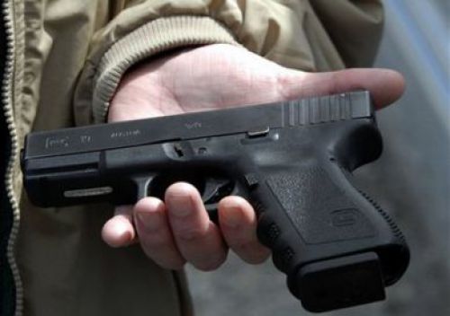 Пистолет в кармане сейчас не редкость. Фото litsa.com.ua