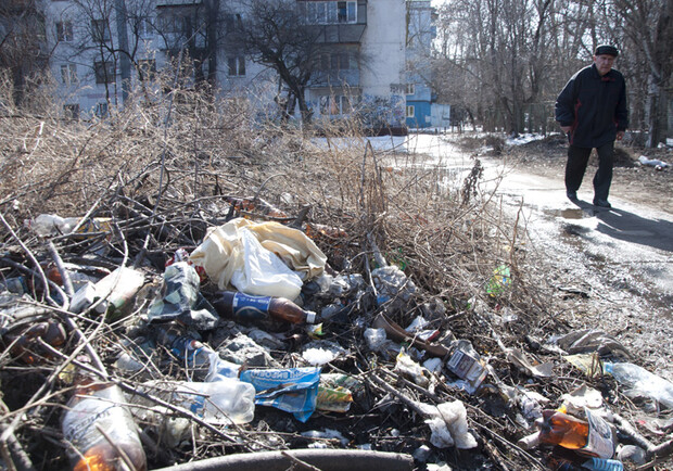 С приходом весны город превратился в настоящую свалку. Фото Павла Веселкова