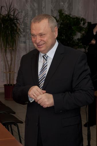 Александр Пеклушенко, как губернатор, получает 5600 гривен, а как народный депутат - порядка 15 000.
