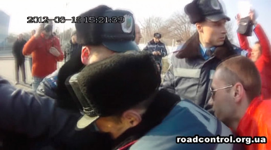 Активисты "Дорожного контроля" снова поймали сотрудников ГАИ на правонарушении. Фото roadcontrol.org.ua