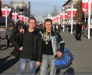 Саша (слева) работает в патрульно-постовой службе, а Сережа недавно стал чемпионом города по армреслингу. Фото с сайта vk.com