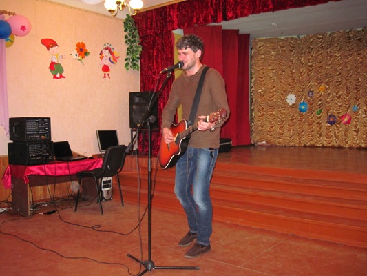 Арсен Мирзоян дал концерт. Фото предоставлено волонтерами. 