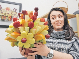 Букет из цветов поднимет настроение, а букет из фруктов поднимет еще и жизненный тонус. Фото Евгении ГУСЕВОЙ.