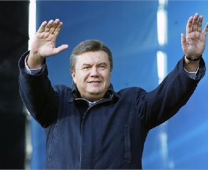 Виктор Янукович пообещал поднять медикам зарплаты.