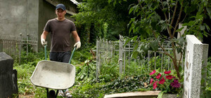 Субботники да и только: запорожцам предлагают помочь в уборке могил их родственников