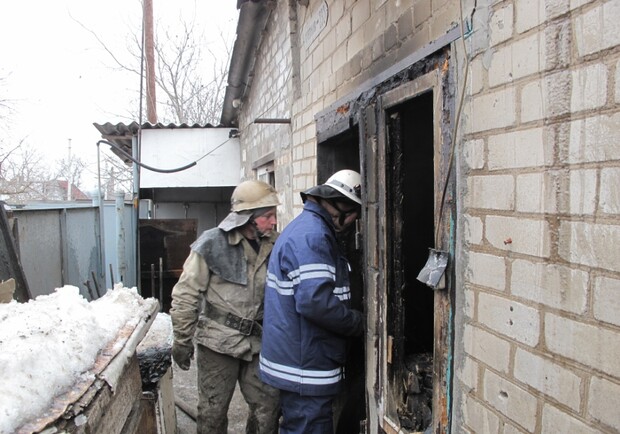 Спасатели вытащили человека из огня. Фото vgoeode.ua