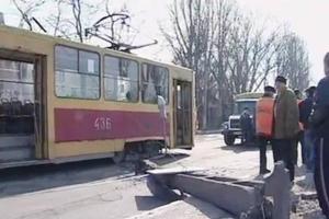 На трамвай упал столб. Фото alextv.zp.ua