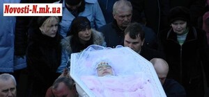 Девять дней назад в Донецке умерла Оксана Макар. На суде потерпевшей стороной выступит мать