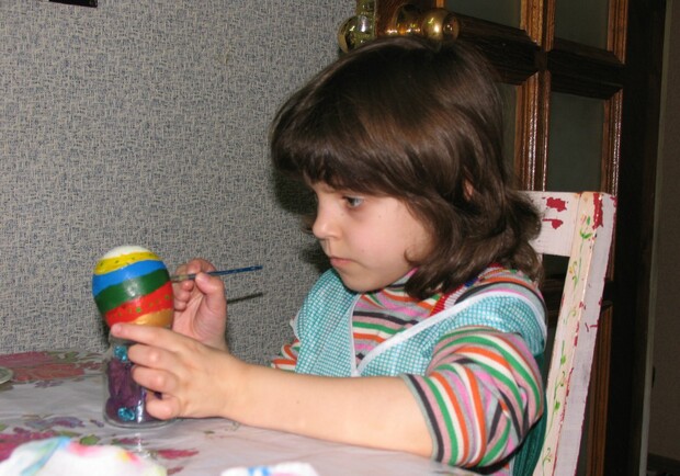 Детки с радостью разрисовывают пасхальные яйца. Фото организаторов