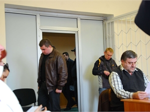 Дмитрий Рудь заходит в зал заседаний. Фото Павла Веселкова.