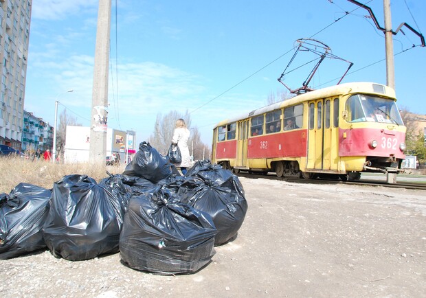Пакеты с мусором стоят посреди дороги. Фото Павла Веселкова.