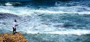 В Крыму мужчина сорвался с 7-метровой скалы