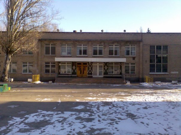 Центральный вход средней школы №44. Фото woman.zp.ua