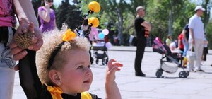 Парад колясок в Запорожье: деток везли по проспекту в умывальниках и пиратских кораблях