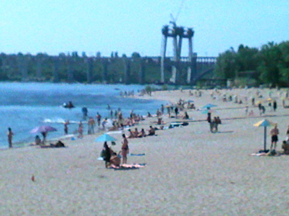 Запорожцы открыли пляжный сезон. Фото vgorode.ua