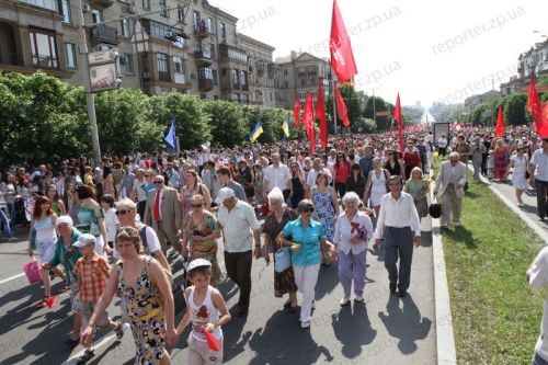 Тысячи горожан вышли на улицу отметить День Победы. Фото - Андрей Глущенко.