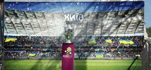 На Майдане чуть не украли кубок Евро-2012