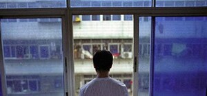 Выпускник выбросился из окна, после того как родители заперли его в комнате