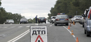 Видеофакт: в Запорожье легковушка перевернула грузовик 