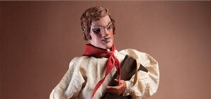 Девяностолетней кукле Нюре присягали первые пионеры