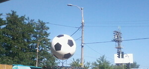 Фотофакт: в столице начали массово появляться огромные мячи