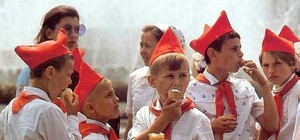 Как юные пионеры издевались над бомжом