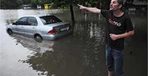 Видео-прикол: Донецкие мужики весело ныряют и брызгаются во время потопа 