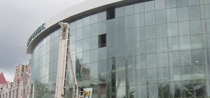 В торговом центре на Крытом рынке меняют стекла, падающие на людей