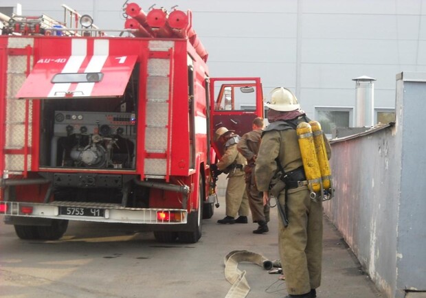 Запорожские спасатели тушили условный пожар в "Ашане". Фото МЧС Украины