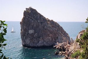 В Ялте москвичка упала с 10-метровой скалы