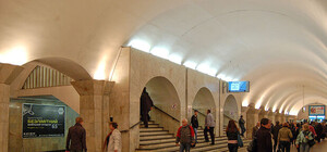 Сегодня на месяц перекрыли вход в метро 