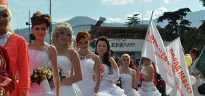 В Ялте устроили парад невест 