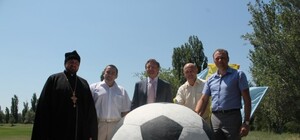 ФОТО: в честь Евро-2012 под Запорожьем установили огромный футбольный мяч