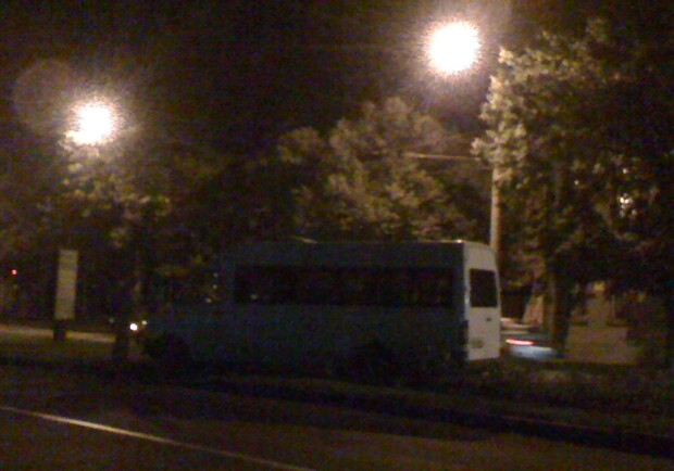 Спустя два часа пострадавшего забрали, а маршрутное такси так и осталось стоять на газоне. Фото vgorode.ua 