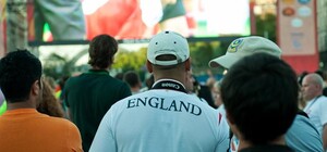 Пьяные англичане сломали дерево на Крещатике, за что киевляне назвали их 