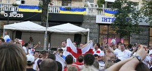 Фотофакт: английские фаны разнесли в пух и прах уголок шведов на Крещатике