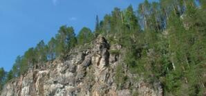 В Крыму автомобиль сорвался со скал — водитель погиб