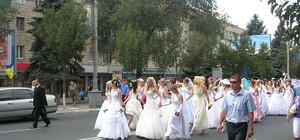 Традиционный парад невест сопроводит колонна ретро-машин