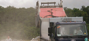 Сотрудник ПРЭЖО устроил из проезжей части свалку