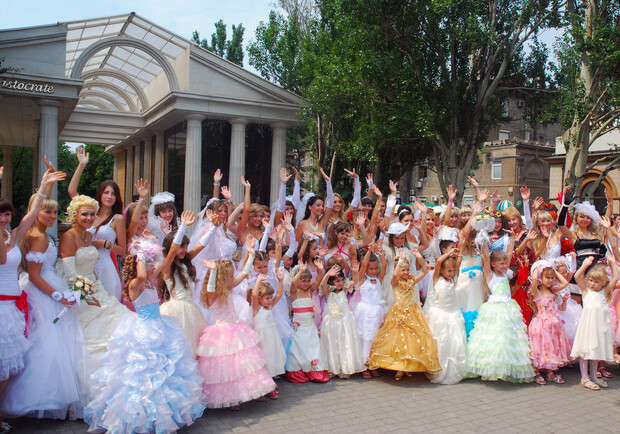 Новость - События - Фоторепортаж с Парада Невест-2012: проспект превратился в ЗАГС
